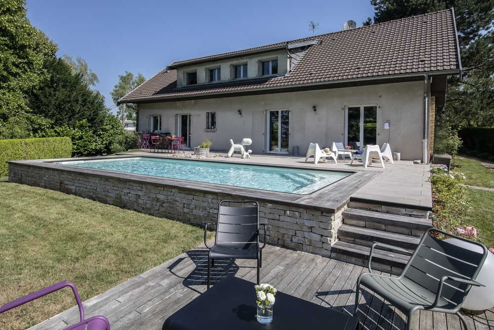 Piscine semi enterrée béton