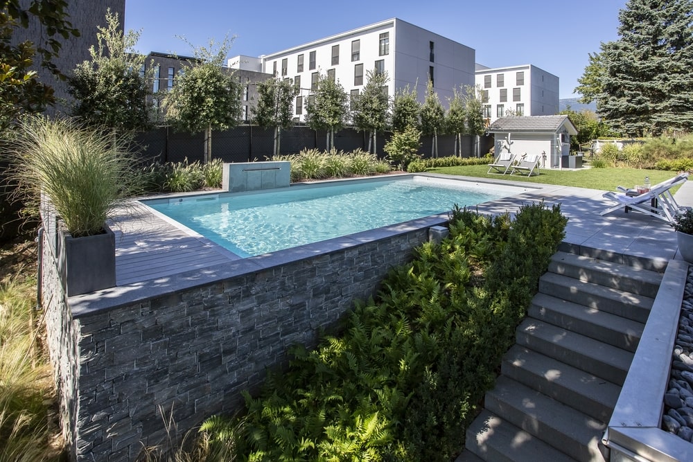 Piscine semi enterrée béton