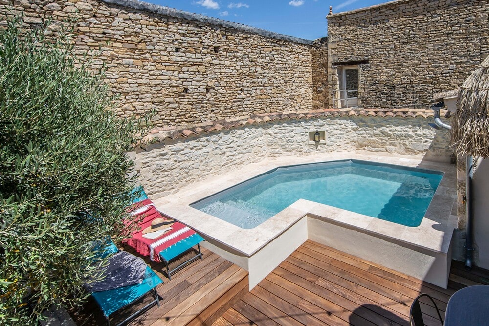 Piscine semi enterrée béton