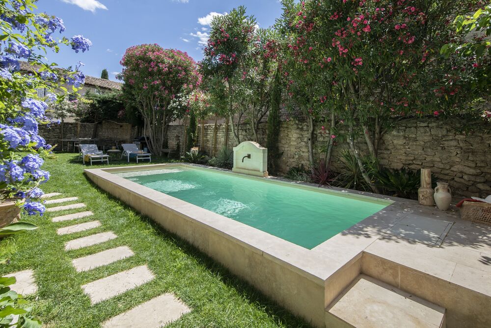 Piscine semi enterrée béton