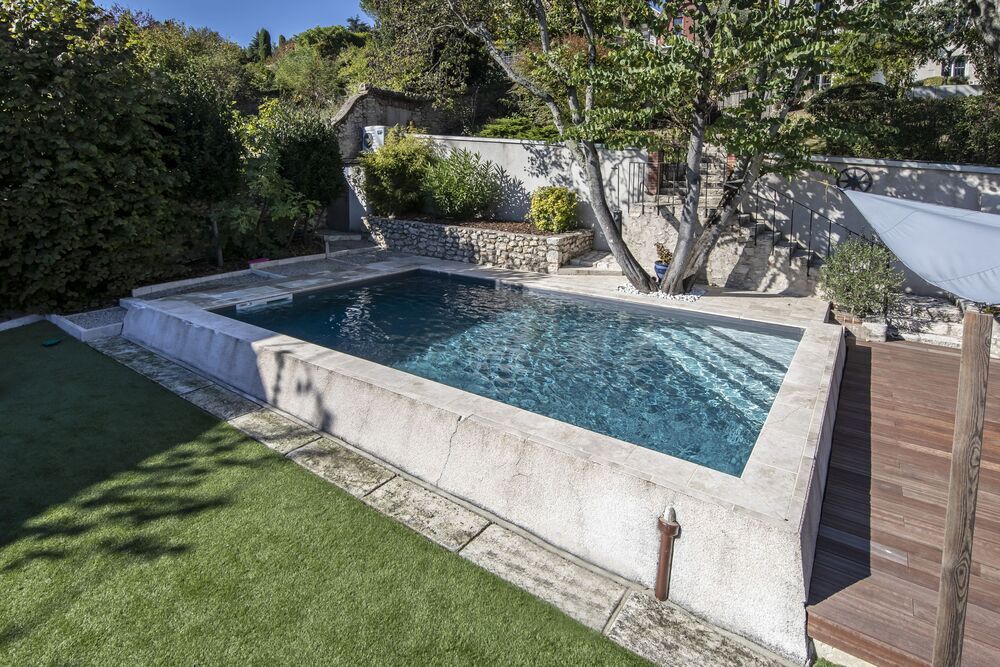 Piscine semi enterrée béton