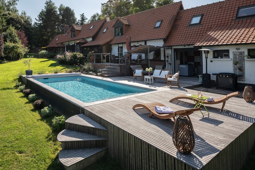 Piscine semi enterrée béton